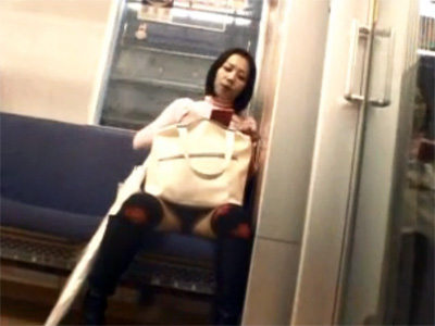 【ひとずま熟女盗撮動画】電車の対面座席で大股開きで椅子に座りパンツ丸見えの主婦w